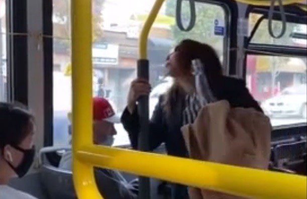Rude woman spits on a passenger inside the bus and receives change on the spot.
