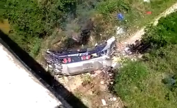 Irregular bus accident in Brazil that fell from the overpass.