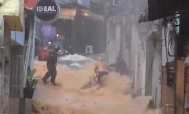 Man dragged by the flood loses motorcycle in Brazil.