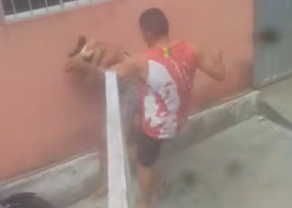 Man who is brave against women receives severe punishment from the favela law.