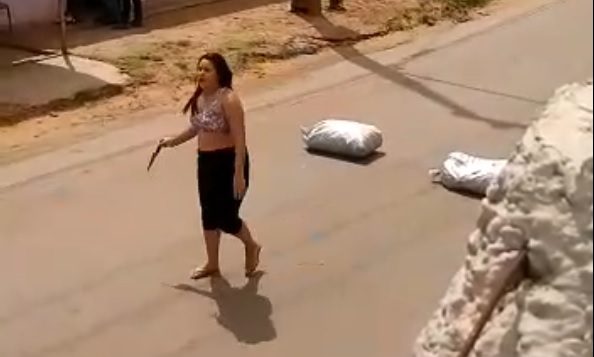 Restless woman armed with a knife closes a street and causes chaos in Brazil.