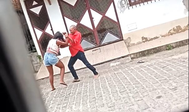 Mortal Kombat in real life! Man VS Woman: Man tries to fight woman knife armed.