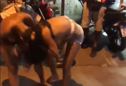Women fighting in the middle of the street show their tits and ferocity.