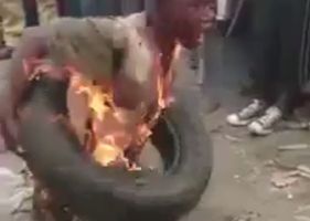 Thieves being burned alive by angry people in Africa for having irritated the population with their criminal acts.