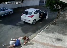 Woman has her car stolen and she is dragged with a child on her lap during the thief’s escape.