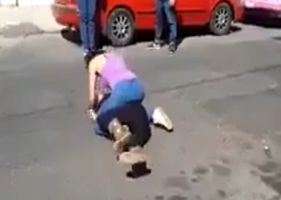 Woman hits her opponent’s head on the ground violently, repeatedly, until causing a convulsion during a violent woman fight.