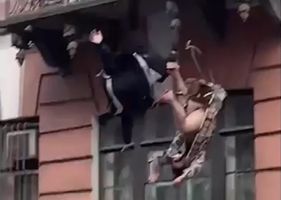 Woman fighting on the balcony of the house falls to the ground in an accident during the fight.