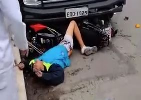 Alleged thief on the run crying like a baby after crashing the motorcycle right after carrying out a robbery.