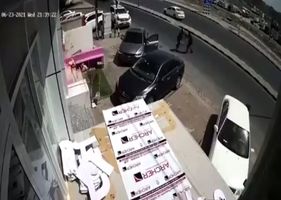 Man being stabbed to death in the middle of the street in broad daylight with no mercy.