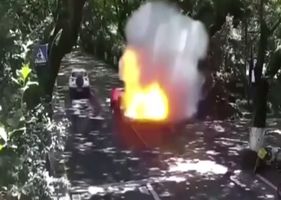 Electric motorcycle explodes out of nowhere and the little girl being transported is burned alive.