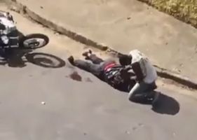 Man is filmed cutting unconscious motorcyclist’s neck on the ground.