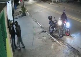 Police officer arrives on time and shoots motorcycle thieves who were robbing a biker.