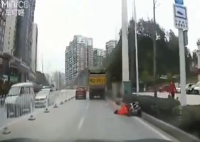 Truck smashes cyclist’s head while passing him.