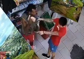 Man tries to rob Chinese shop and is punished severely on the spot with punches and kicks.