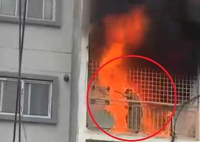 Elderly cannot escape from the burning apartment and is burned alive.