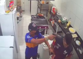 Pizzeria employee reacts to robbery with a noodle roll and shows that stealing is not worth it.