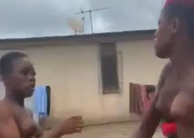 Two African women fighting in style in the middle of the street and showing all their ‘melons’.
