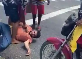 A thief who stole an app driver is beaten and has his arm broken in the middle of the street in Brazil!