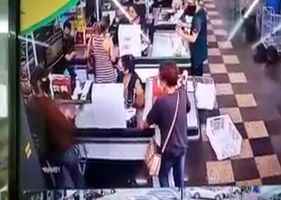 Man attacks an elderly woman in a supermarket in Brazil with punches and kicks in the greatest cowardice.