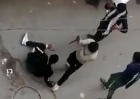 A man is stabbed to death by three people during a street fight in India in broad daylight and with people watching.