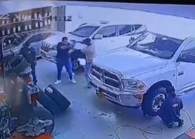Armed man reacts quickly to the robbery and manages to shoot the bandit in a lucky way in some Latin American country.