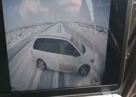 Car slides in snow in Kazakhstan and leaves five people dead. Strong images!