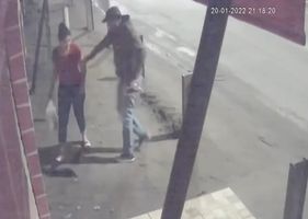 Crazy man attacks women with stab wounds in the street in Brazil at random and for no reason.