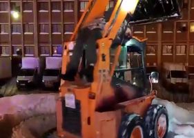Forklift goes in circles with the driver’s corpse on the roof! Simply bizarre this sad death of a worker!