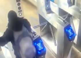 Man breaks his neck and dies trying to jump the subway turnstile in New York. A bizarre death!