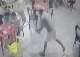 Man is attacked with a scythe in a bar in Brazil and is almost beheaded in broad daylight, but he survived.