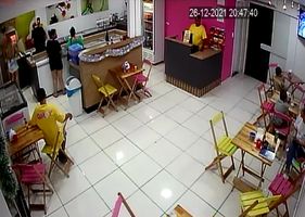 Thief breaks into a restaurant bar to rob, but employees react, they beat him until blood comes out, and he runs away in the end.