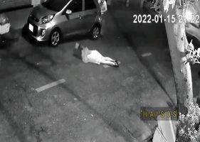 Thief on a motorcycle tries to steal woman’s purse and leaves her lying on the ground in Vietnam due to the violence of the beating.