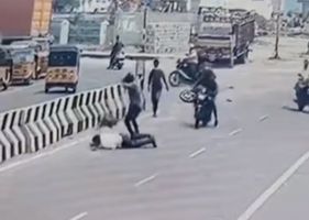 Man is chased and killed with a machete in the middle of the street in India.