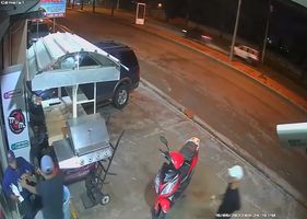 Man reacts to the robbery in an unusual way and saves the night.