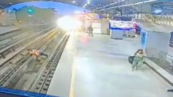 Chinaman kills himself and his wife on the train tracks Photo 0001 Video Thumb
