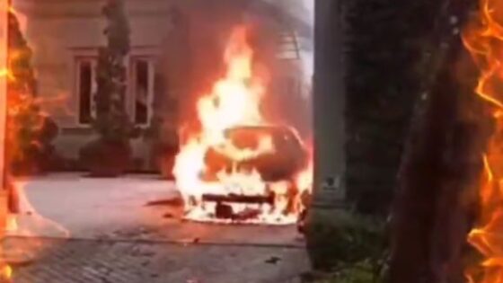 Car burning with people inside in brazil possibly criminals who tried to rob the mansion Photo 0001 Video Thumb